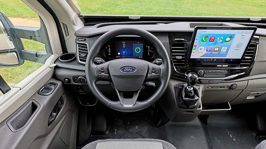 Blick in das Cockpit des Benimar Tessoro T481.