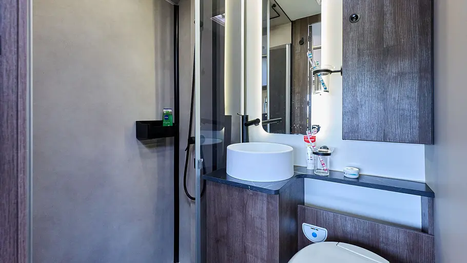 Das Badezimmer im Benimar Tessoro T481.