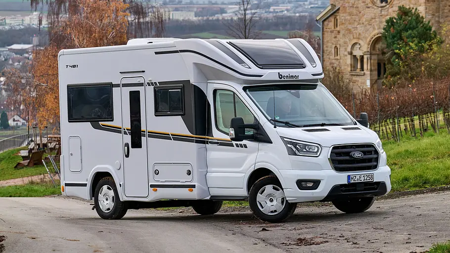 Der Benimar Tessoro T481 statisch von schräg vorne rechts.