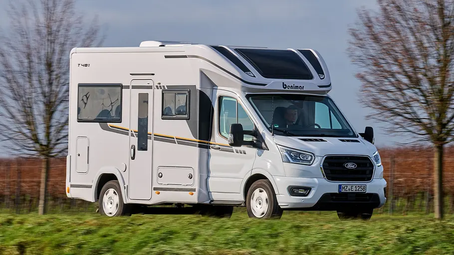 Der Benimar Tessoro T481 fahrend von schräg vorne rechts.