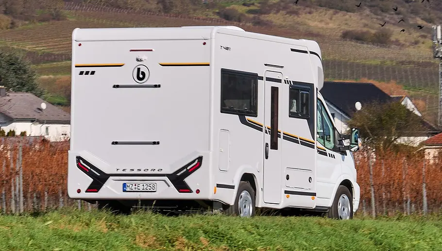 Der Benimar Tessoro T481 fahrend von schräg hinten rechts.