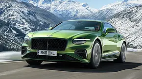 Der Bentley Continental GT Facelift (2024) fahrend von schräg vorne. - Foto: Bentley