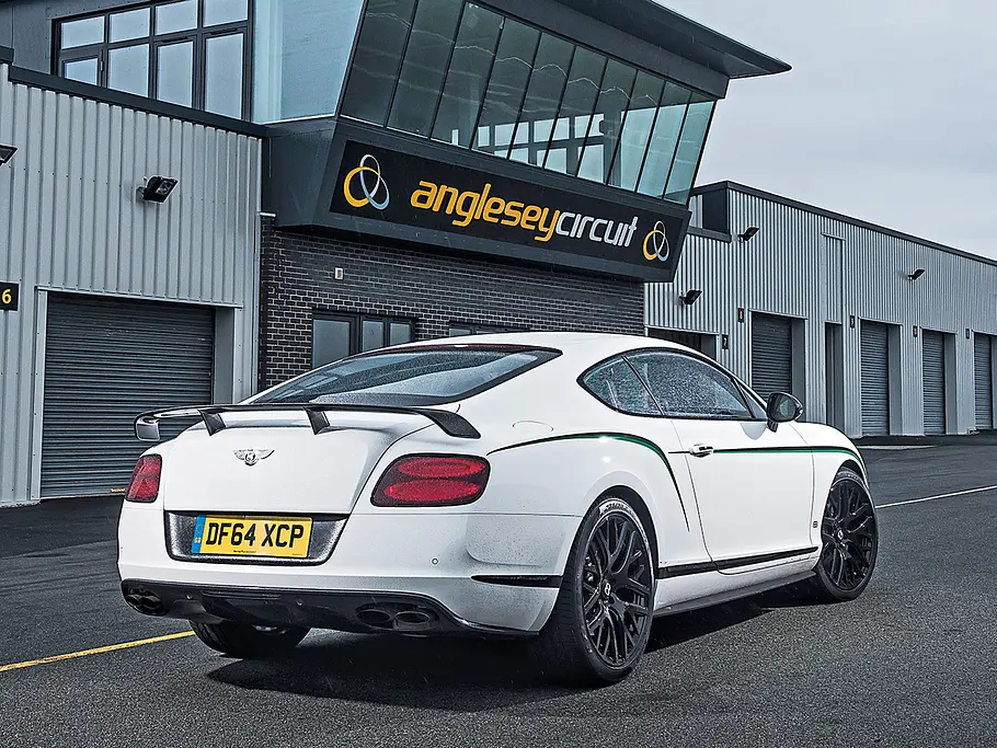 Bentley Continental GT3-R auf der Rennstrecke Anglesey Circuit bentley continental gt3 r luxus sportwagen v8 biturbo anglesley circuit