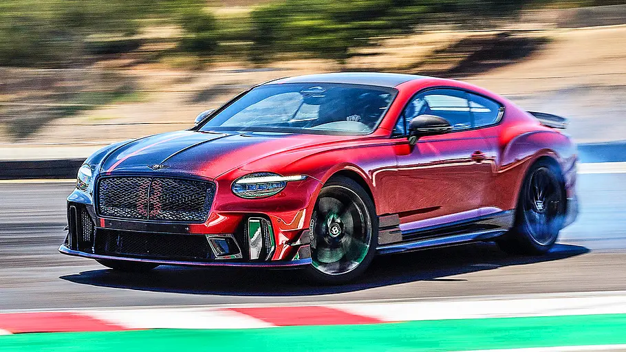 Blick von schräg vorne auf den driftenden Bentley Continental Supersports (2027).