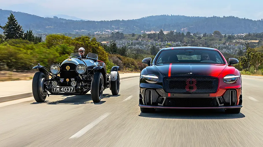 Blick von vorne auf die beiden fahrenden Sportwagen Bentley Super Sports (1927) und Bentley Continental Supersports (2027).
