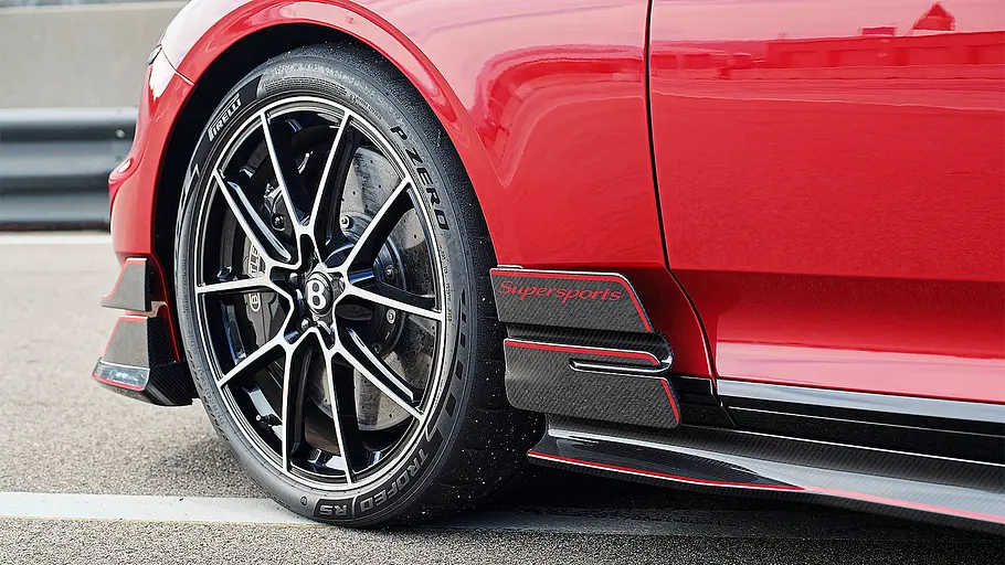 Detailansicht auf die Vorderräder des Bentley Continental Supersports (2027).