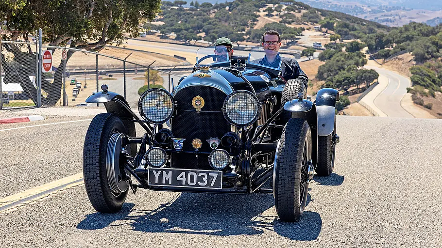 Blick von vorne auf den fahrenden Bentley Super Sports (1927).