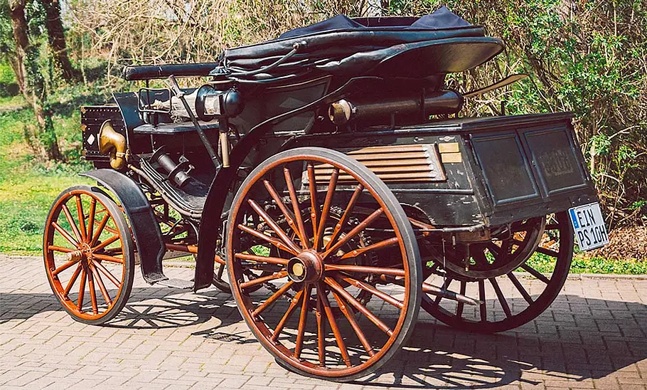 Die Benz Victoria (1894) statisch von schräg hinten fotografiert.