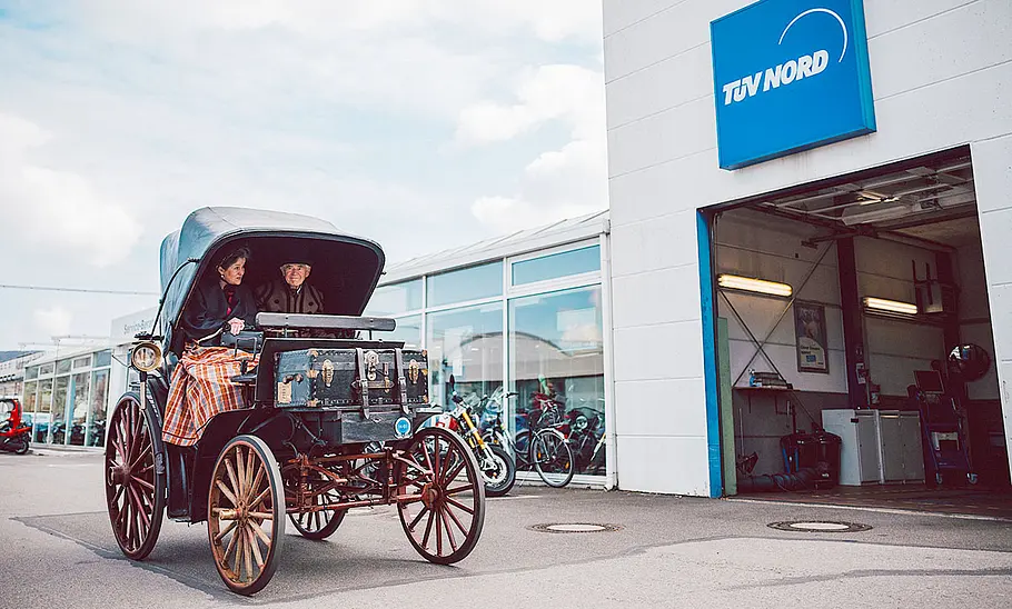 Die Benz Victoria (1894) fahrend von schräg vorne fotografiert.