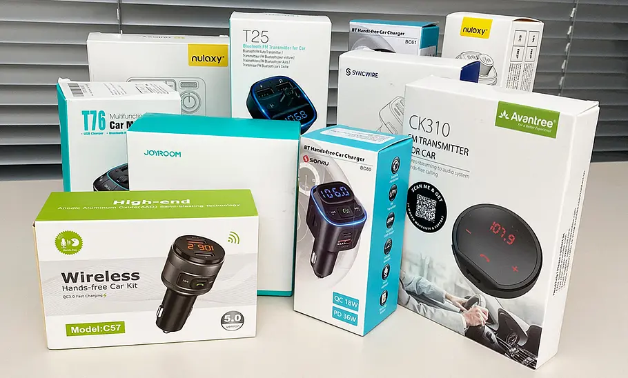 Die zehn getesteten Bluetooth-FM-Transmitter in der Packung von vorne fotografiert.