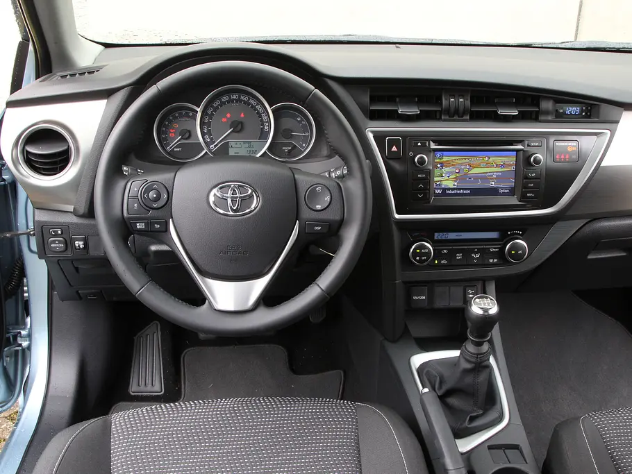 Bilder 2013 Toyota Auris Touring Sports 1.6 Valvematic Kompaktklasse Einzeltest Cockpit