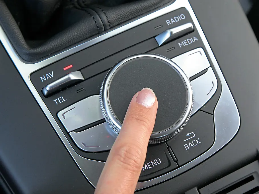 Bilder Audi A3 Limousine 2.0 TDI Kompaktklasse-Vergleich MMI-Touch