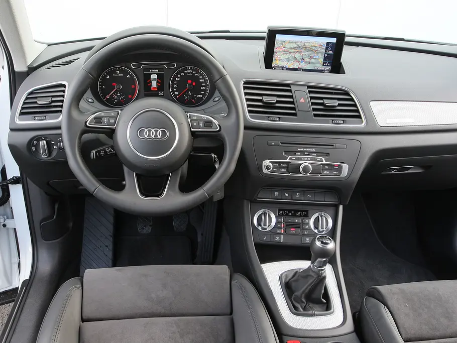 Audi Q3 2.0 TDI quattro Bilder Audi Q3 2.0 TDI quattro 2012 Kompakt SUV-Vergleich Cockpit