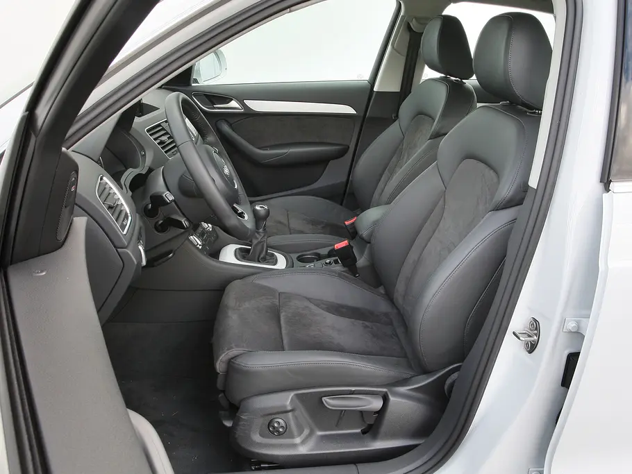 Audi Q3 2.0 TDI quattro Bilder Audi Q3 2.0 TDI quattro 2012 Kompakt SUV-Vergleich Sitze
