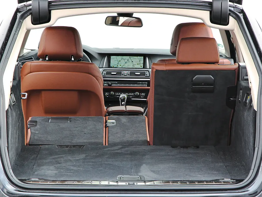 Bilder BMW 530d xDrive Touring Kofferraum Sitzbank Heckfenster