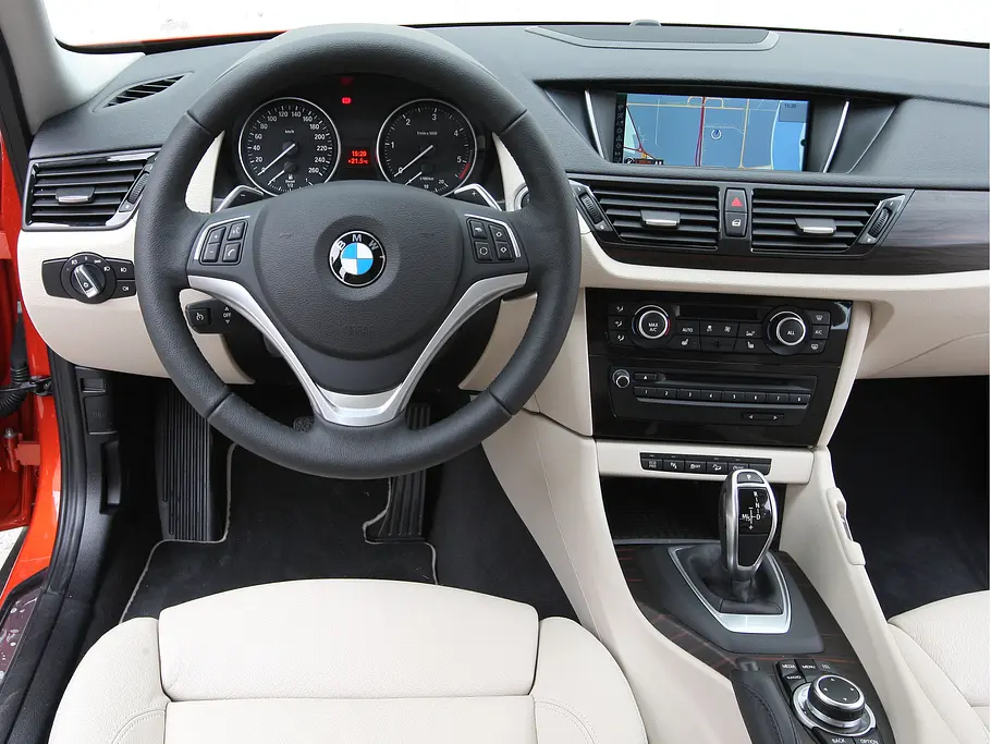 BMW X1 xDrive 20d BMW X1 xDrive 20d SUV-Vergleich 2012 Innenraum Cockpit Fahrersitz
