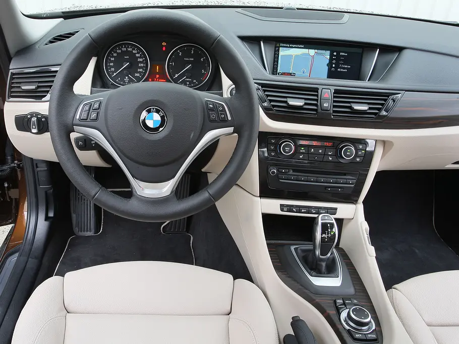 BMW X1 xDrive18d Bilder BMW X1 xDrive18d 2012 Kompakt SUV-Vergleich Cockpit