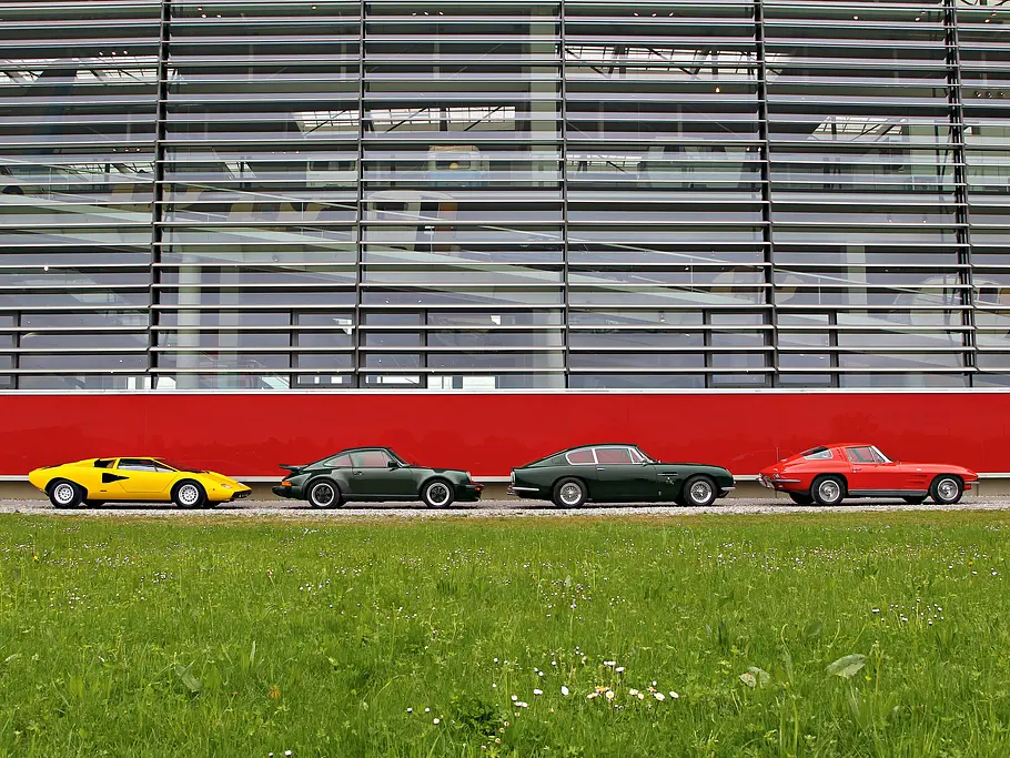 Bilder Classic Cars Vergleich Aston Martin DB6 Corvette Sting Ray Lamborghini Countach Porsche 911