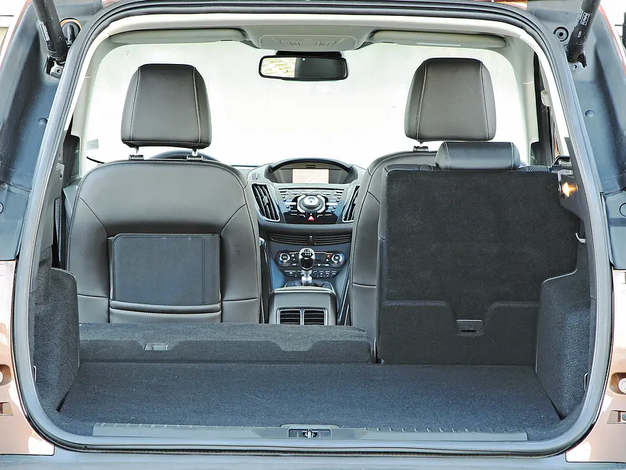 Bilder Ford Kuga 2.0 TDCI 4x4 Rücksitze Kofferraum