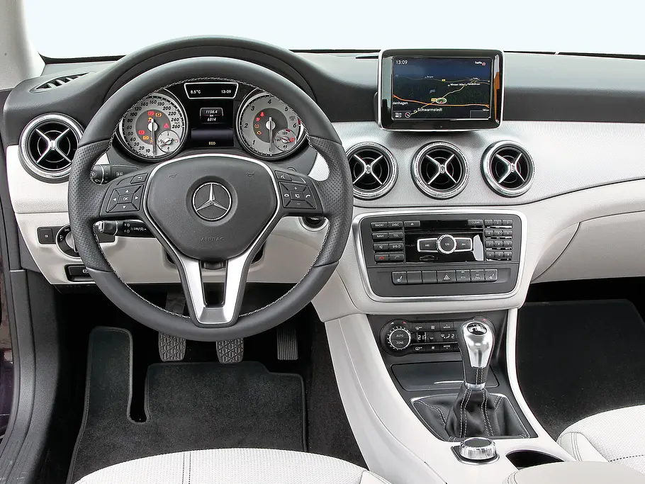 Bilder Mercedes CLA 200 CDI Kompaktklasse-Vergleich Interieur