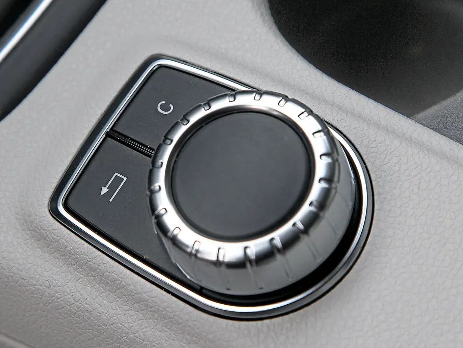 Bilder Mercedes CLA 200 CDI Kompaktklasse-Vergleich Navigations-Rad
