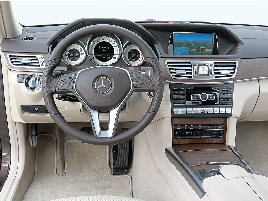 Bilder Mercedes E 350 BlueTEC Oberklasse-Limousinen Vergleich Cockpit
