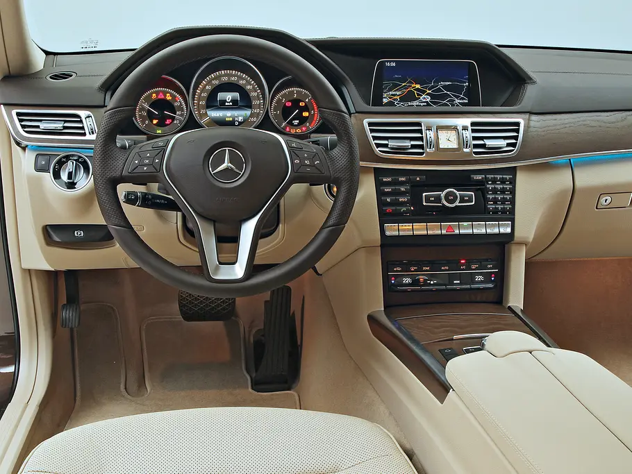 Bilder Mercedes E-Klasse Exklusiv Limousinen-Vergleich Cockpit