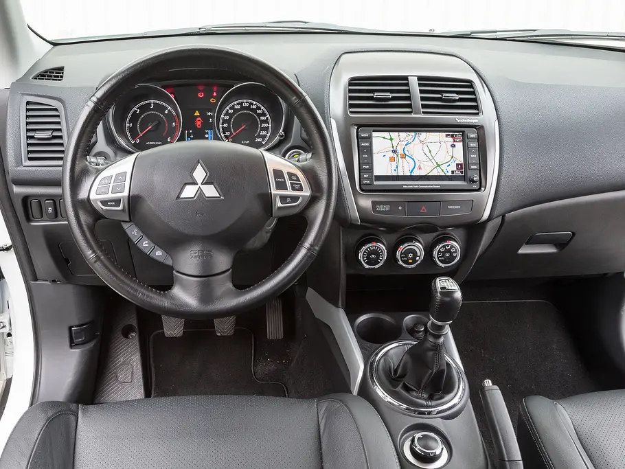 Mitsubishi ASX 1.8 DI-D 4WD Bilder Mitsubishi ASX 1.8 DI-D 4WD 2012 Kompakt SUV-Vergleich Cockpit