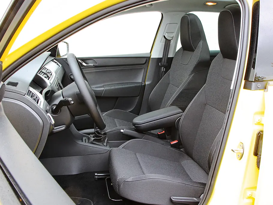 Bilder Skoda Rapid Spaceback 1.2 TSI Vergleichstest Kompaktklasse Sportsitze