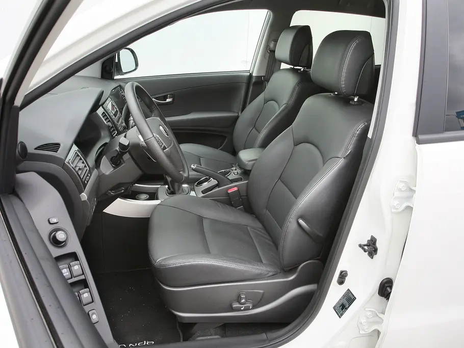 SsangYong Korando 2.0 e-XDi 4WD Bilder Ssang Yong Korando 2.0 e-XDi 4WD 2012 Kompakt SUV-Vergleich Sitze