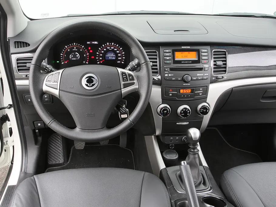 SsangYong Korando 2.0 e-XDi 4WD Bilder Ssang Yong Korando 2.0 e-XDi 4WD 2012 Kompakt SUV-Vergleich Cockpit