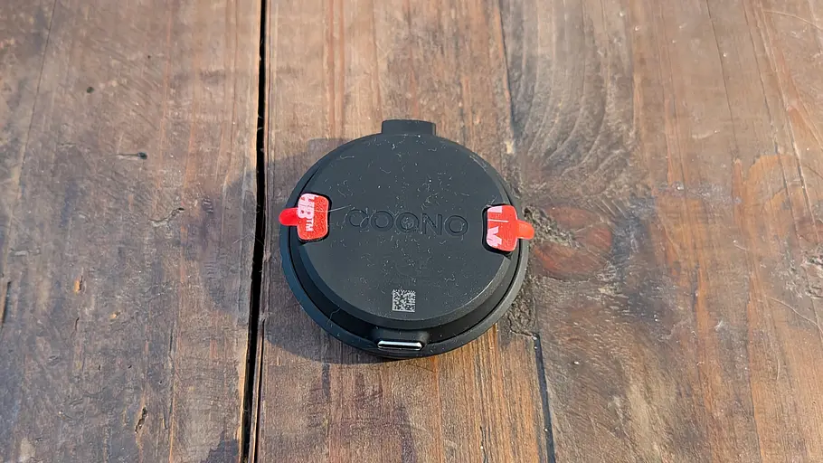 Rückseite des Blitzerwarners von Ooono auf einem Holztisch.