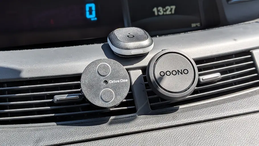 Drei Blitzerwarner auf dem Dashboard eines Autos montiert.