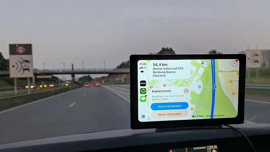 App zum Blitzerwarner von Ooono auf einem Zusatz-Display auf dem Armaturenbrett.