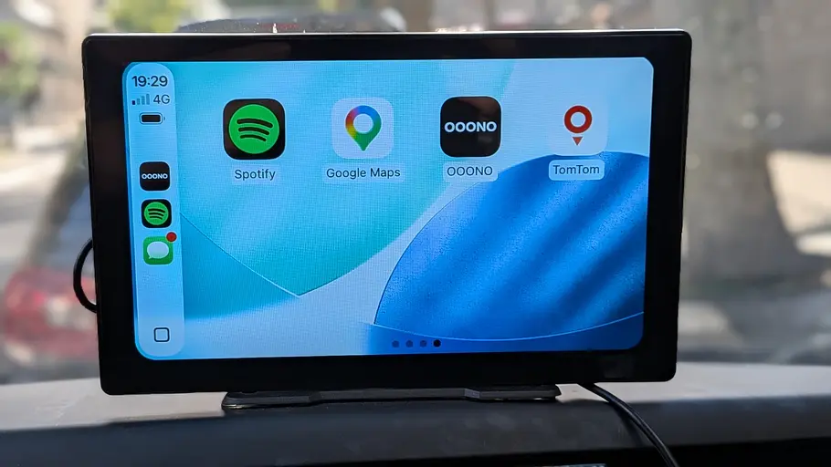 Zusatz-Display auf einem Armaturenbrett. Es sind die App-Icons zu Spotify, Google Maps, Ooono und Tomtom zu sehen.