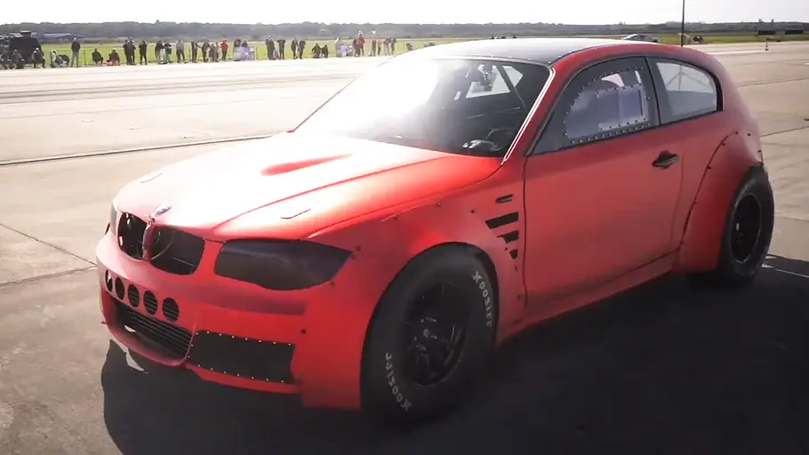 Der BMW 118d von CompleteCHIP stehend von vorne.