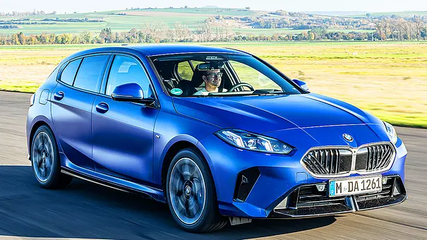 Blick von schräg vorne auf den fahrenden BMW 120. - Foto: Frank Ratering