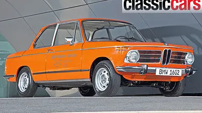 Der BMW 1602 Elektro stehend von schräg vorne - Foto: BMW