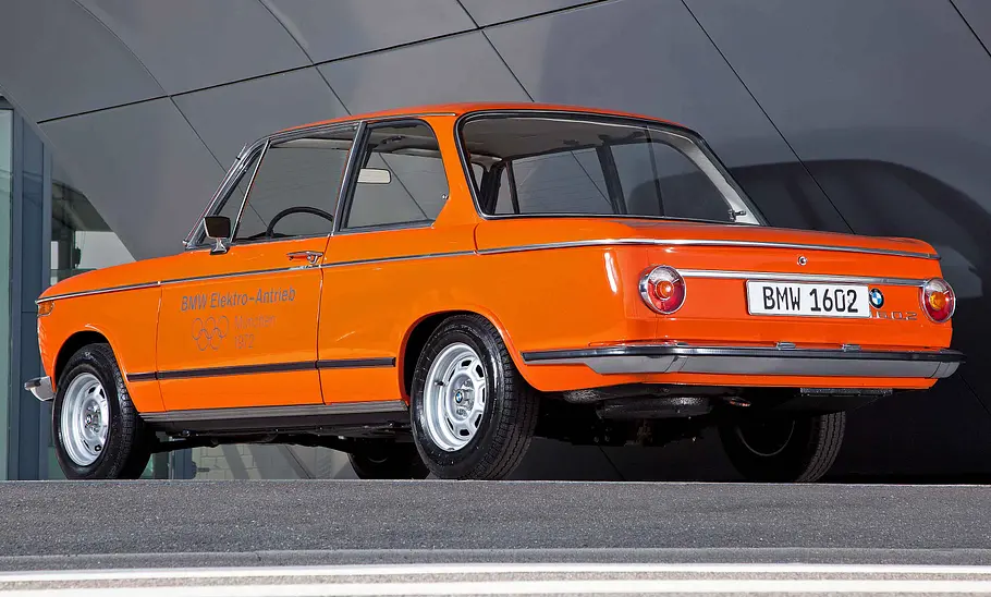 BMW 1602 Elektro Der BMW 1602 Elektro stehend von schräg hinten