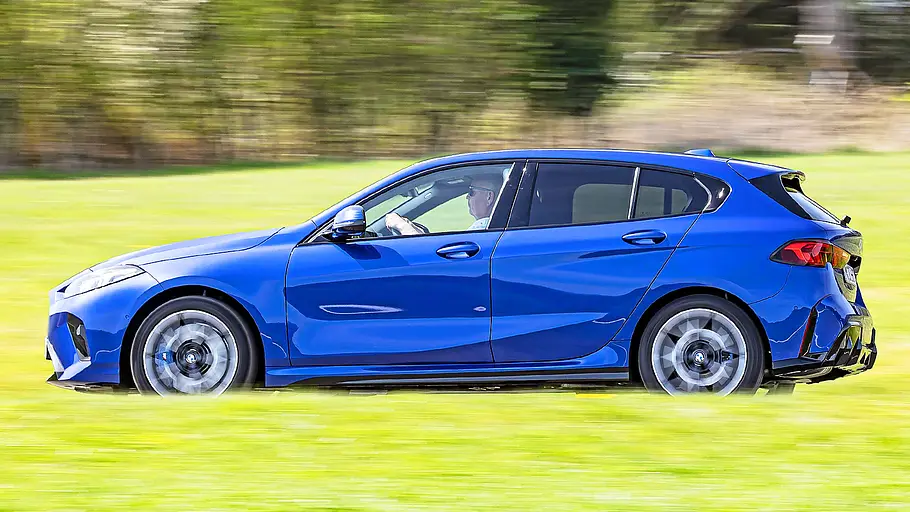BMW 1er Blick von der Seite auf den fahrenden BMW 1er.