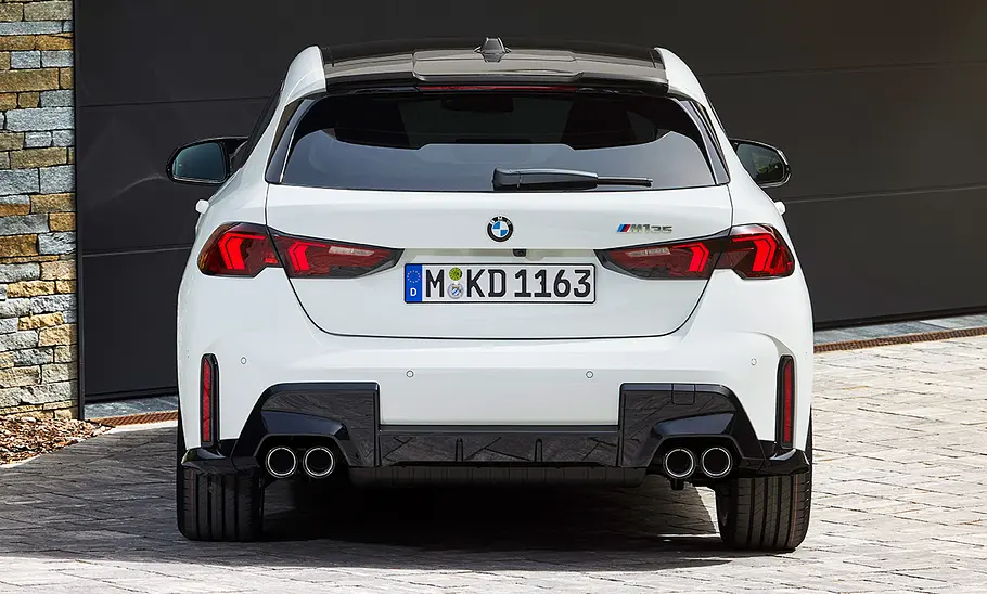 BMW M135 (2024) Der BMW M135 (2024) stehend von hinten fotografiert.