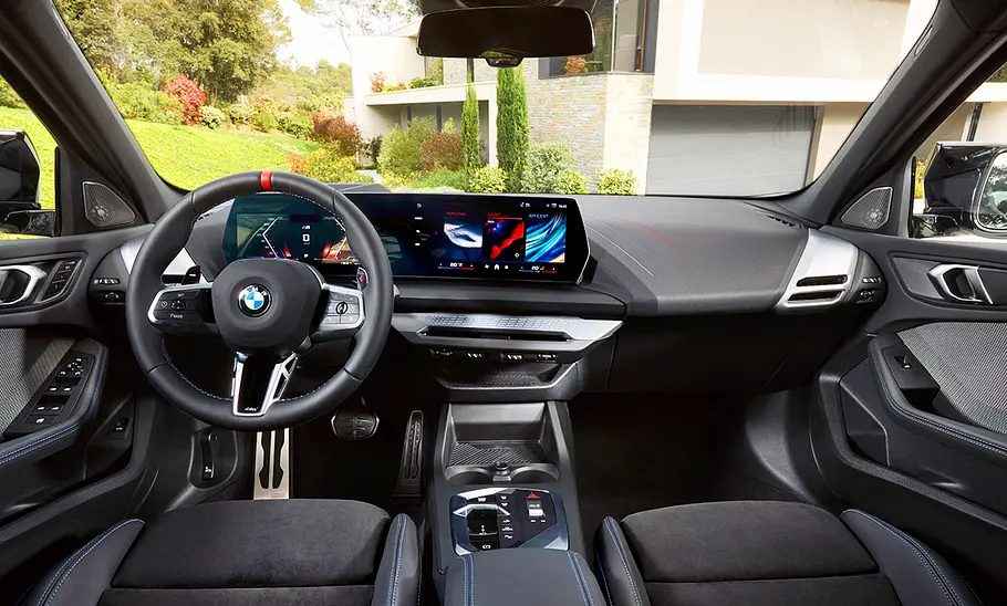 Das Cockpit des BMW M135 (2024).
