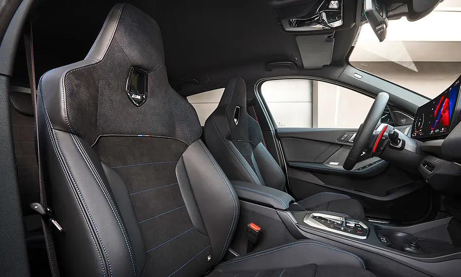 BMW M135 (2024) Die Sportsitze im BMW M135 (2024).