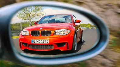 BMW 1er M Coupé (2011) im Rückspiegel - Foto: Willy Bister