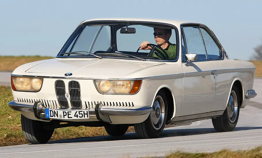 Der BMW 2000 CS fahrend von vorne.
