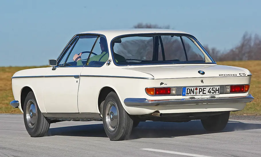Der BMW 2000 CS fahrend von hinten.