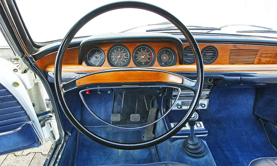 Das Cockpit des BMW 2000 CS.