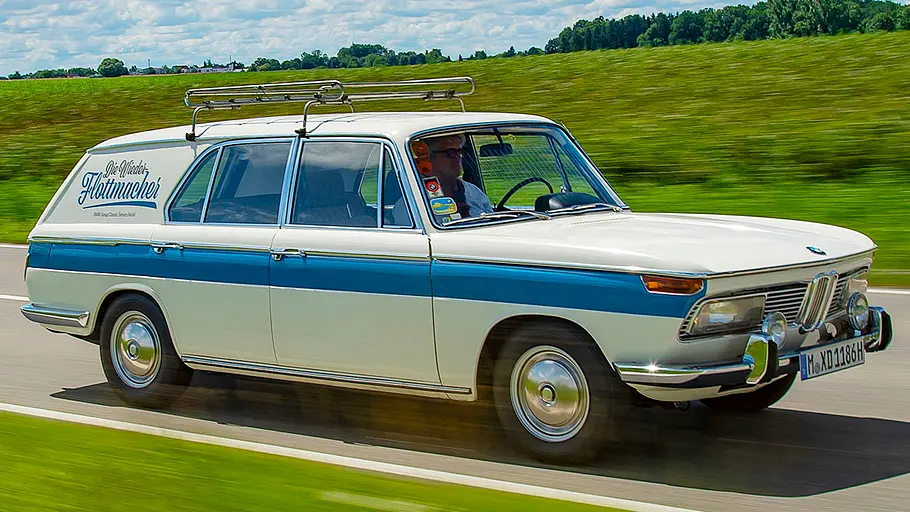 BMW 2000 Kombi Der BMW 2000 Kombi fahrend von schräg vorne fotografiert.