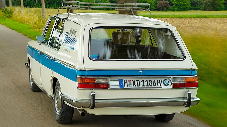 BMW 2000 Kombi Der BMW 2000 Kombi fahrend von schräg hinten fotografiert.