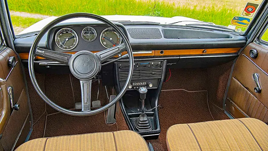 BMW 2000 Kombi Das Cockpit des BMW 2000 Kombi.